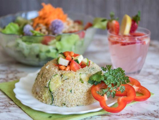 Fitness Menü: Quinoa mit Gemüse, Salat & Infused Water