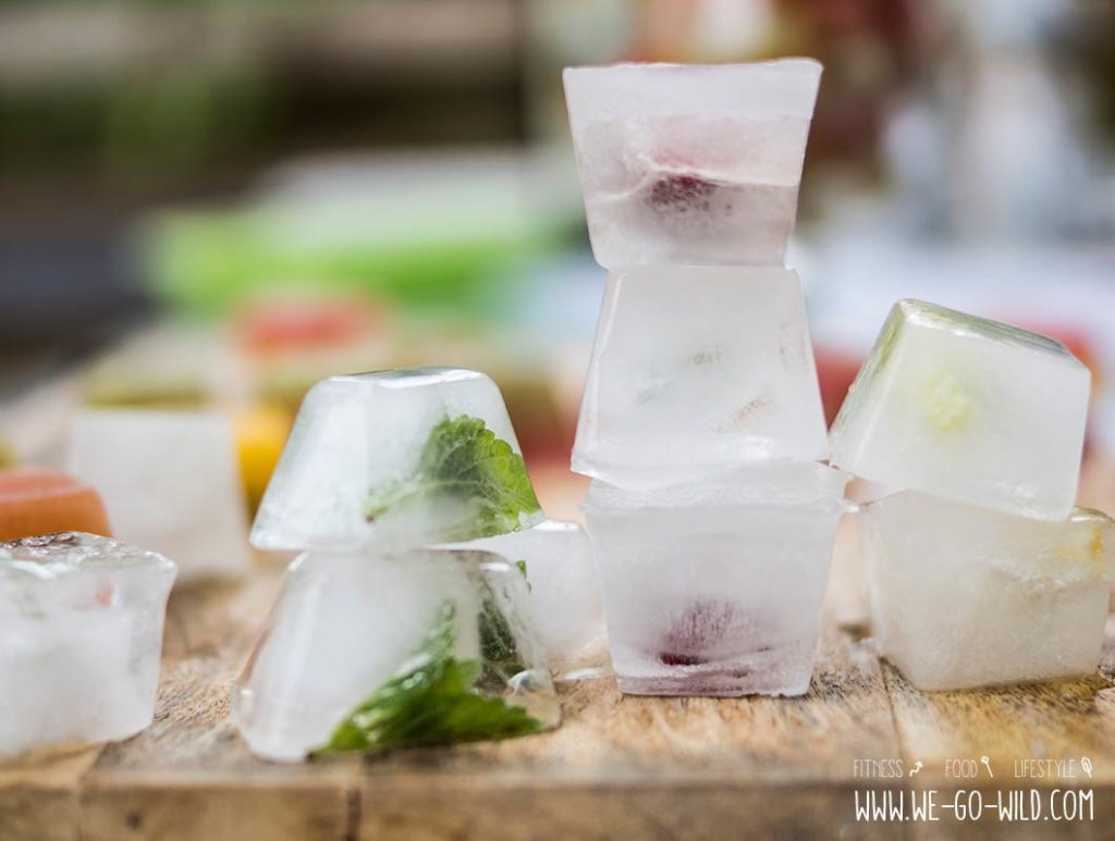 Eiswürfel selber machen: Mehr Geschmack mit Obst, Blüten und Kräutern