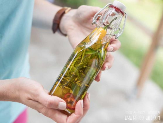 Kräuteröl selber machen: So schnell kannst du Gewürzöl herstellen