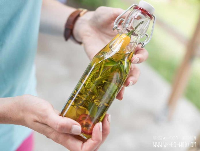 Kräuteröl selber machen: So schnell kannst du Gewürzöl herstellen