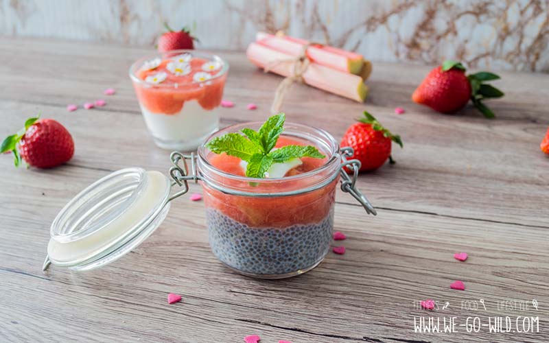 Schnelle Rhabarbergrütze mit Erdbeeren und Chiapudding - WE GO WILD
