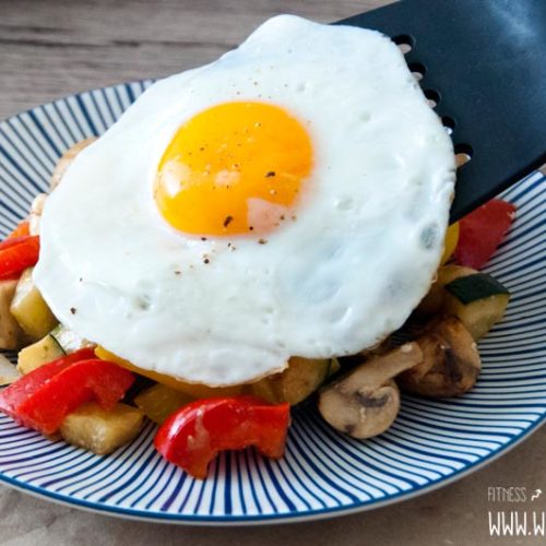 Low Carb Gemüsepfanne mit Spiegelei