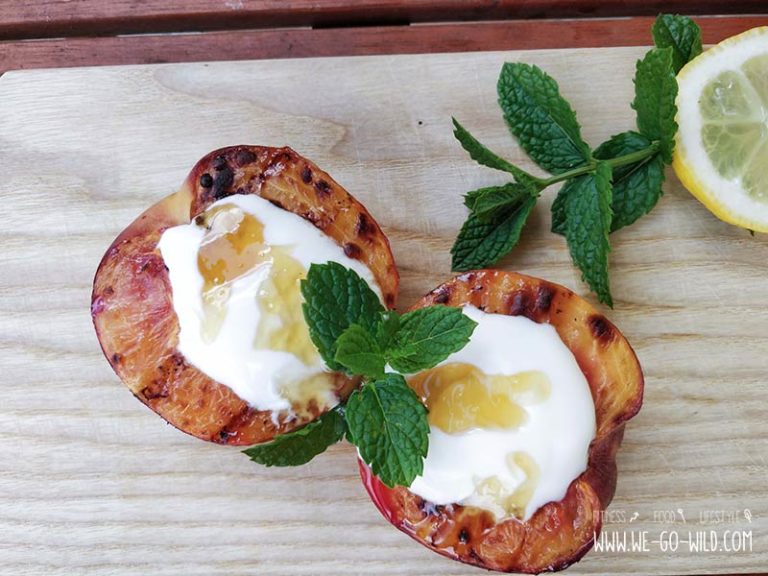 Dessert vom Grill: Gegrillte Pfirsiche mit Joghurt und Honig - WE GO WILD