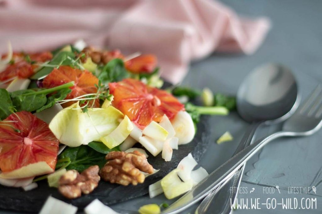 Schneller Chicorée Orangen Salat mit Apfelstücken - WE GO WILD