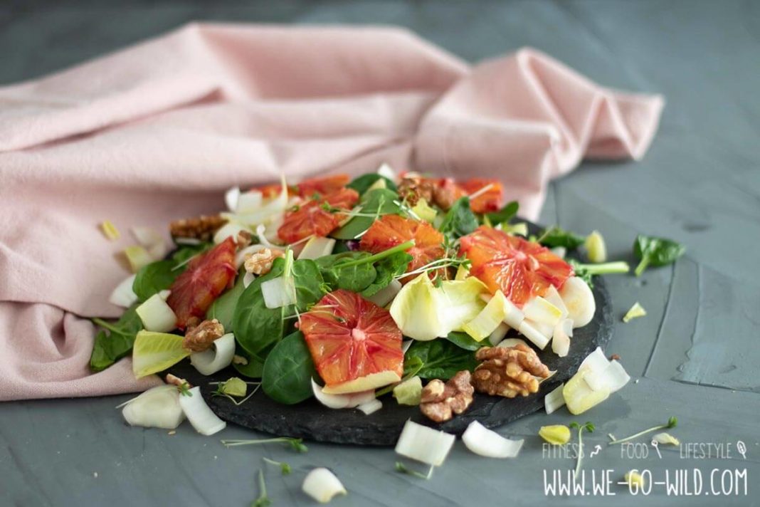 Schneller Chicorée Orangen Salat mit Apfelstücken - WE GO WILD