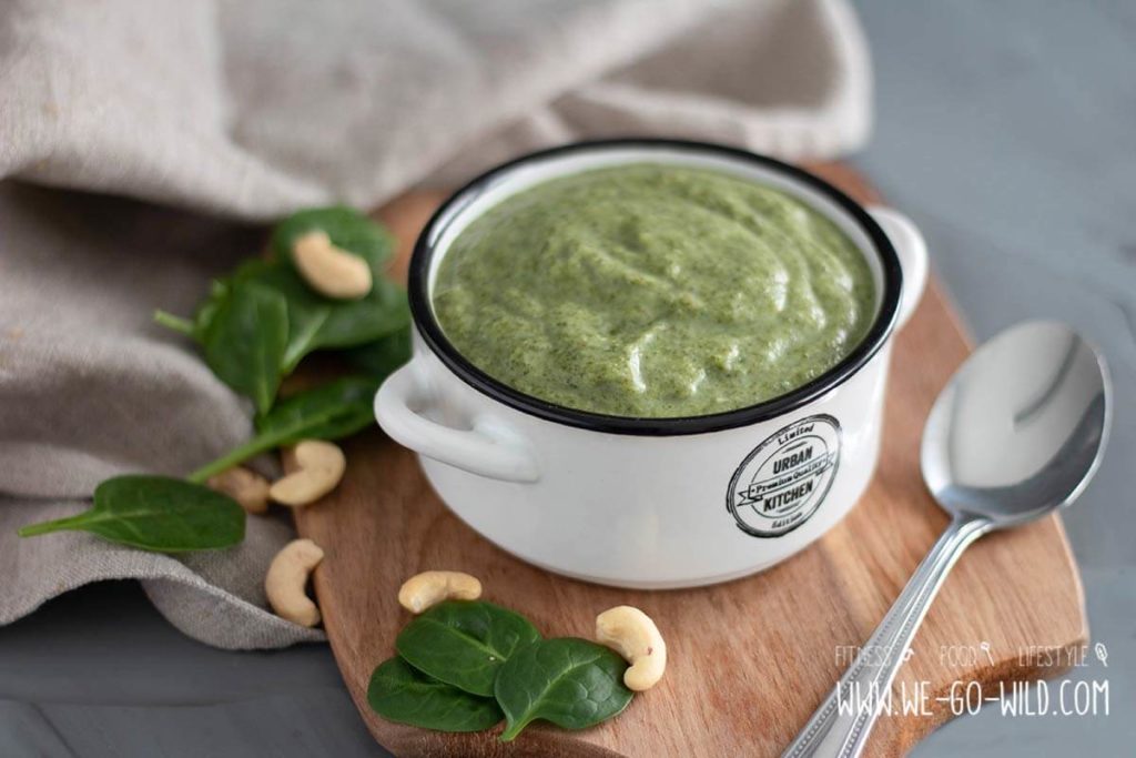 Spinatsuppe mit Ei und frischen Kräutern - WE GO WILD