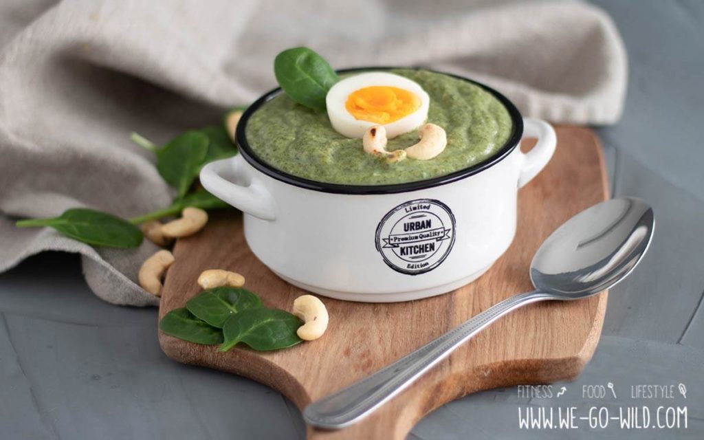 Spinatsuppe mit Ei und frischen Kräutern - WE GO WILD