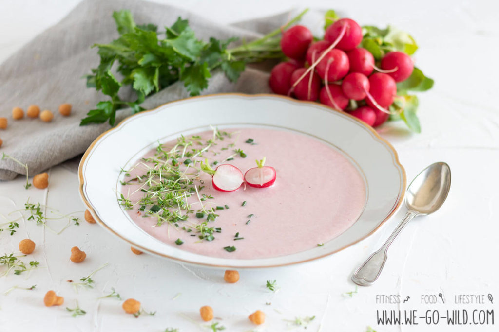Rosa Radieschen Suppe mit frischen Kräutern - WE GO WILD