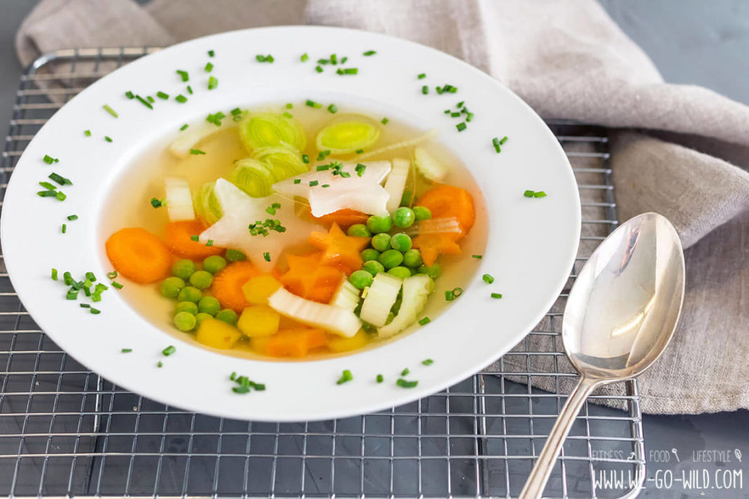 Klare Gemüsesuppe - Basisrezept - Kalorienarm Klare Gemüsesuppe - Basisrezept - Kalorienarm