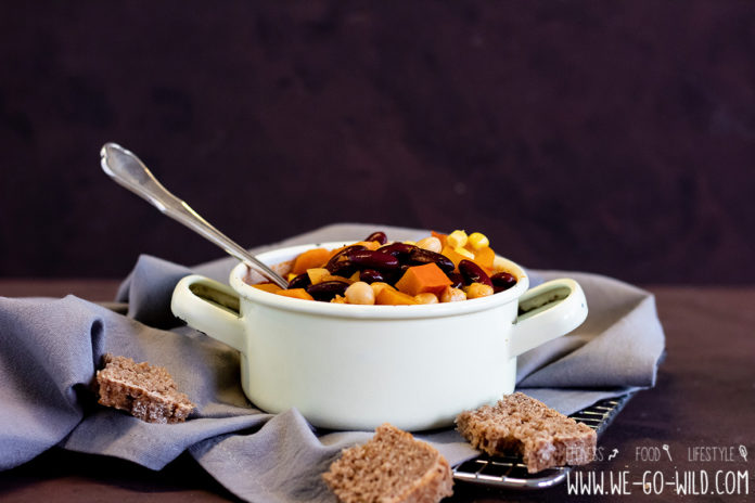 Vegetarisches Kürbisgulasch mit Kichererbsen &amp; Bohnen