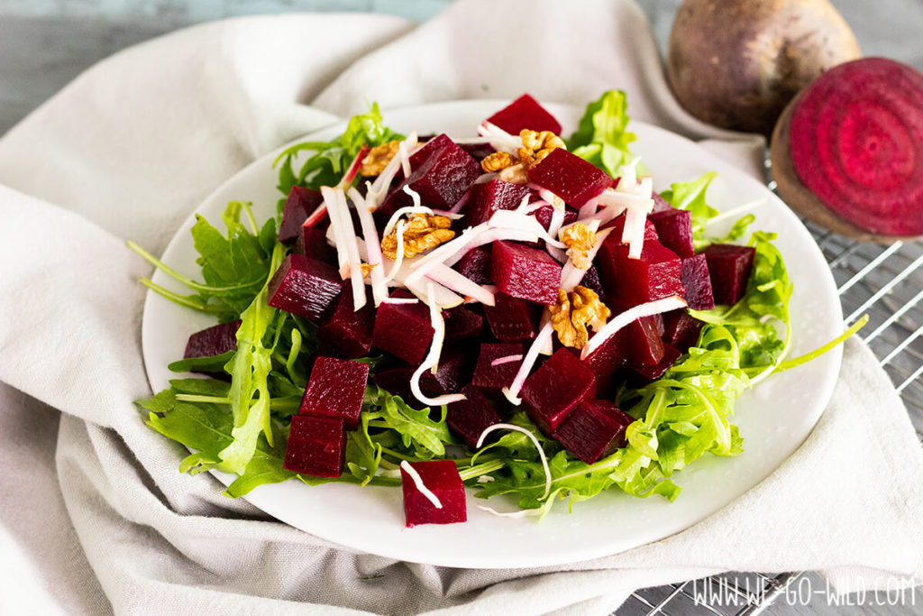 Rote Bete Salat mit Äpfeln und Walnüssen *vegan* - WE GO WILD