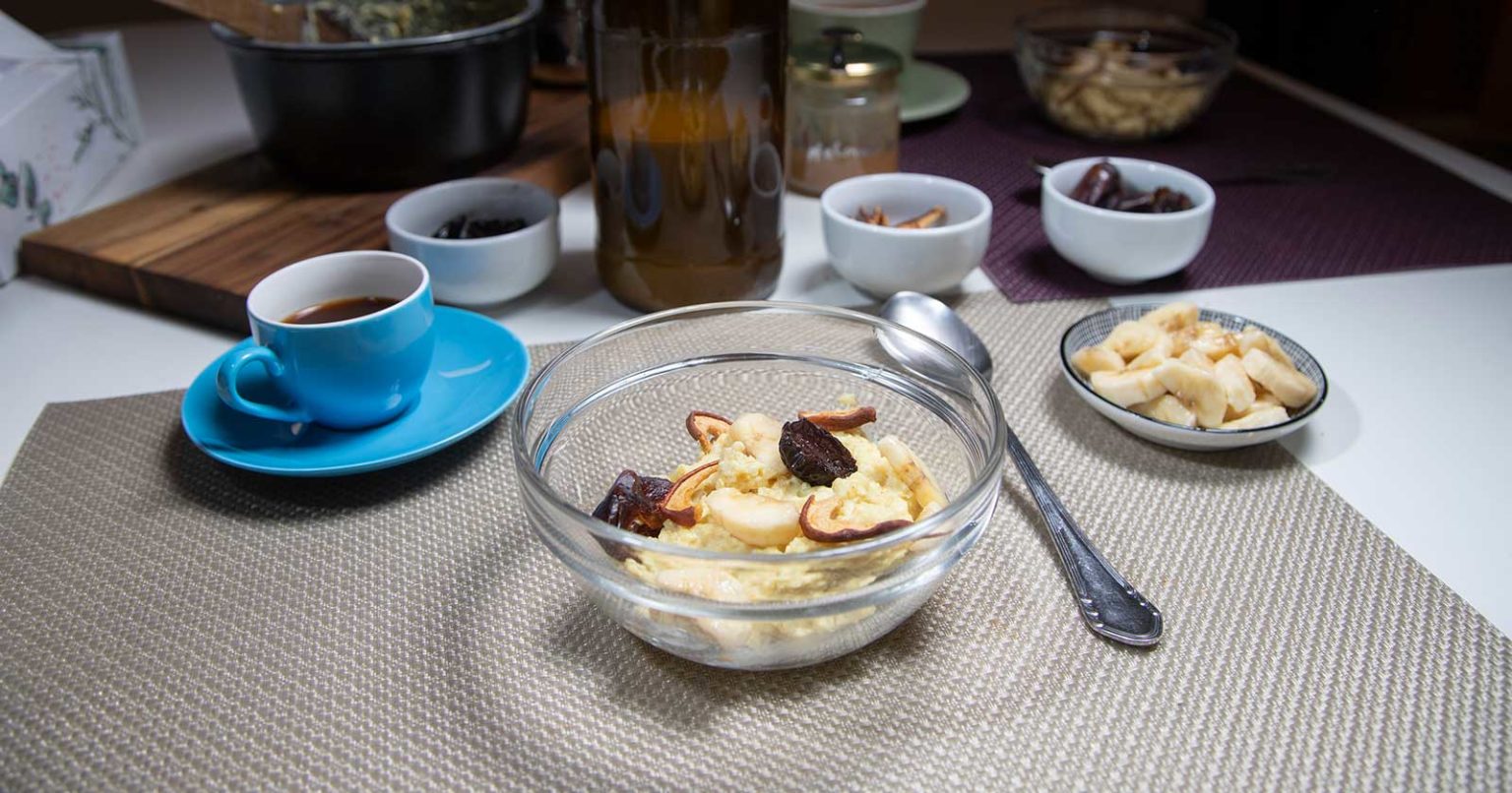 Süßer Hirsebrei mit Obst zum Frühstück - WE GO WILD